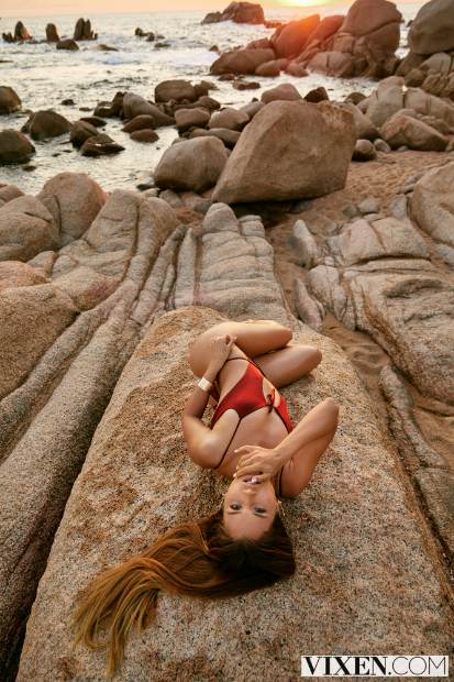 Imagen de Tanned Mary Rock Vixen Girl with the perfect body in Red hot bikini numero 5