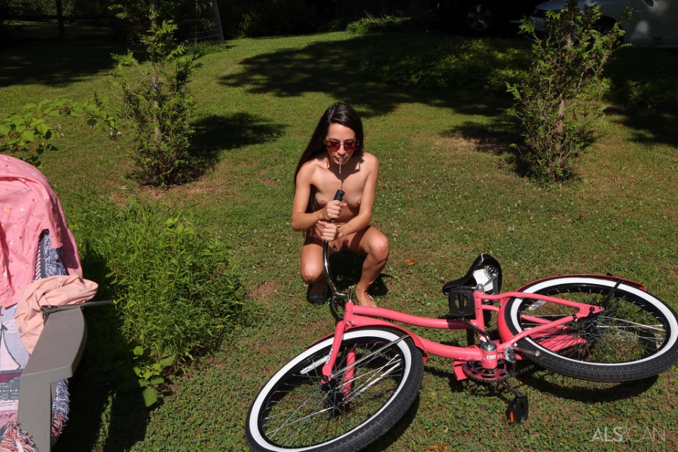 Imagen de Freya Vom Doom porn actress modeling nude in a pink bicycle and peeing numero 8