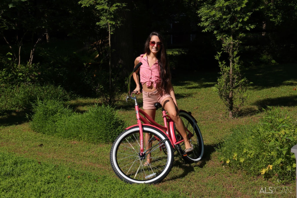 Imagen de Freya Vom Doom porn actress modeling nude in a pink bicycle and peeing numero 3