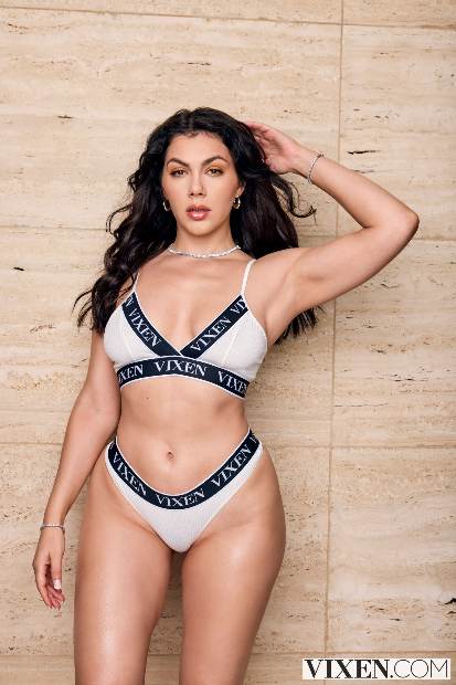 Imagen de Valentina Nappi Vixen Angel White Logo Bikini Tease in Luxury Resort Glam numero 3